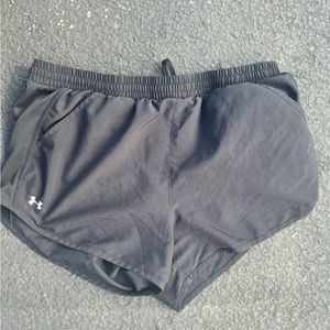 Black Under armour active shorts// Size Lg